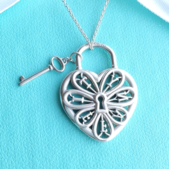 Filigree heart and key pendant necklace - Picture 3 of 10